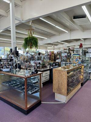 Huge store with plenty of jewelry cases to look through. Bins of jewelry for a dollar.