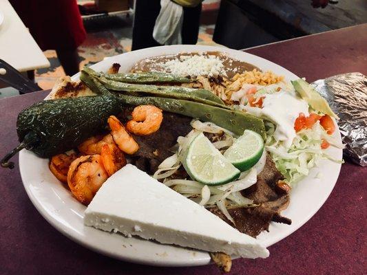 platillo Cielo mar y tierra con bistec,pechuga de pollo,camarones, nopal asado, chile toreado, queso fresco, ensalada arroz y frijoles