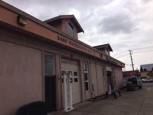 Image of the building conveniently located on the corner of Washington Avenue and San Leandro Boulevard in San Leandro.