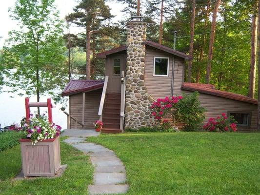 Ann's Owls Nest- A studio & a two story cottage. Enjoy panoramic views of the lake from the picture windows overlooking the lake