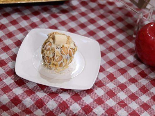 Check out this Stuffed Banana Pudding Apple, YES! Its a Stuffed Banana Pudding Apple head, Super delightful.