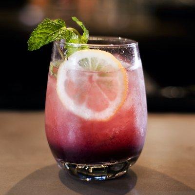 BLACK & WHITE - blackberry, sparkling white wine, mint, lemon