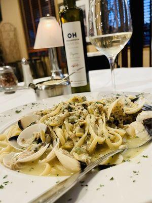 Delicious linguine with white clam sauce