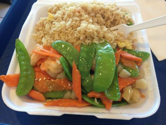 Shrimp and snow peas lunch special served fast