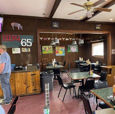 Small dining area. A lot of people came in and were picking it up to go.