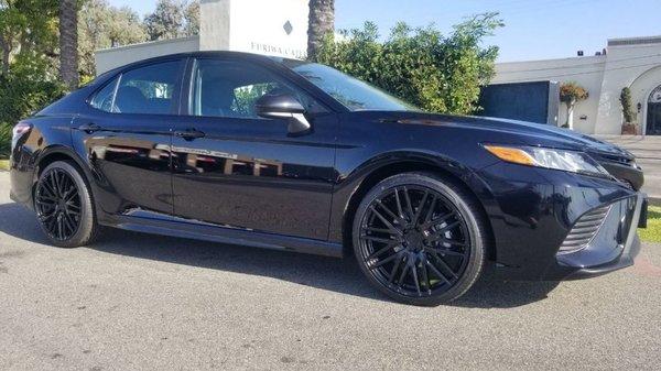 2020 Toyota Camry SE stepping out in a new set of 20x9 Niche Anzio wheels in Gloss Black wrapped in 245/35R20 Toyo Extensa HP rubber