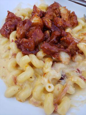 Four cheese Mac and cheese with bbq chicken