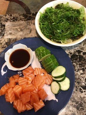 Seaweed salad and salmon sashimi