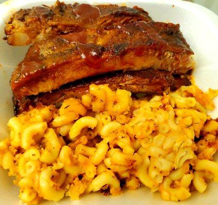 Ribs with mac and cheese