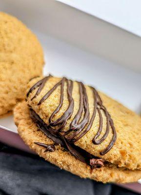 Graham cracker cookie with chocolate filling