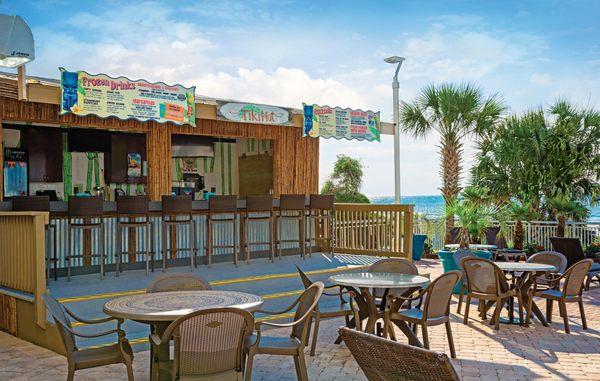 Sandals Café & Tiki Hut outdoor seating and bar