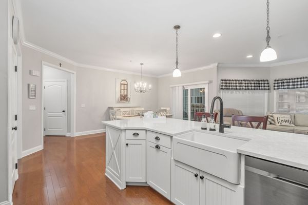 BEAUTIFUL QUARTZ ISLAND WITH SINK