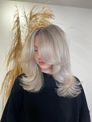 Platinum Blonde Balayage, Layered Haircut and Bouncy Blowdry