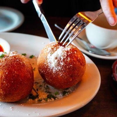 Arancini con Carne - IG: allie_eats_world