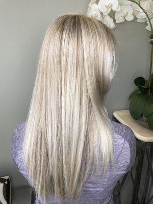 Icy blonde and long layers by Alicia del cod