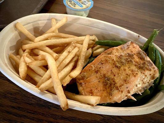 Maple-Mustard Glazed Salmon with fresh fries and steamed green beans ($14.80)-- and tartar sauce for fry-dippin'