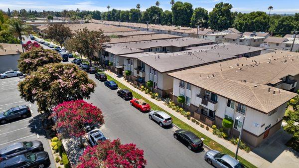 Welcome to Lakewood Manor in Lakewood, CA