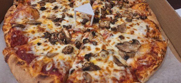 Medium mushroom pizza