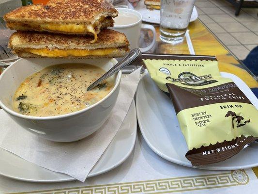 Finally tried lunch! Loved the cheddar broccoli and grilled cheese. Everything was perfect! We have not had a single bad meal here!