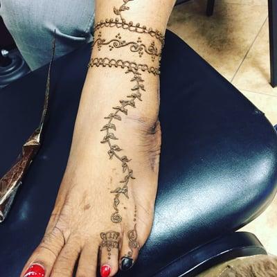 We do henna tattoo only for $10.