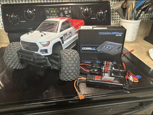 AARMA Granite, 2 Dynamite 3300 NiMH and 1 Spektrum 3300 NiMH batteries, Prodigy610EZ charger, squid adapter.