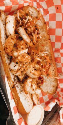 Grilled shrimp po'boy