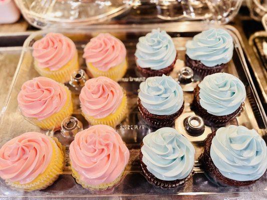 Lemon and chocolate cupcakes and vanilla buttercream