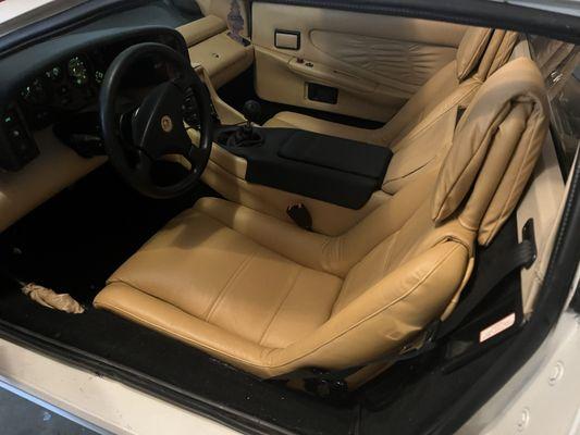 89 Lotus Turbo Esprit' SE Seats and Black center console.