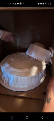 Its a wedding cake ,and its a side cake here???? Wth?? My only job.......ruined!!!!