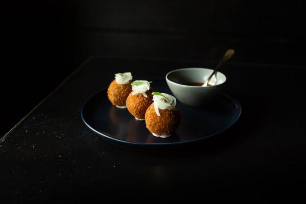 Croquettes
-
birria, monterrey jack cheese, jocoque, lime onion, salsa macha