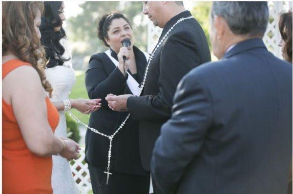 Exchanging vows during the Lazo y Arras ritual.