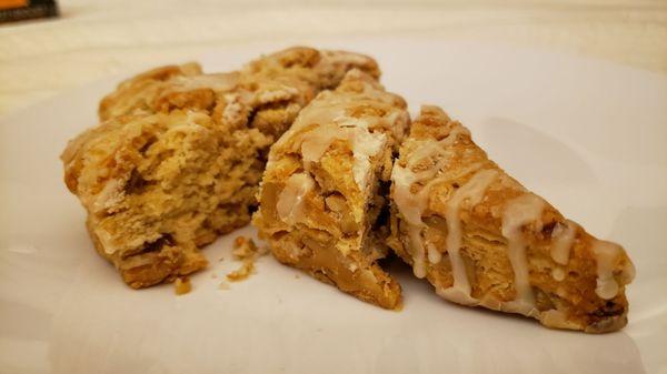 Vegan maple walnut scone ($3.50). Delicious.