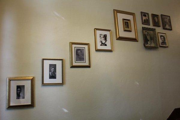 Wall with portraits of Ladies