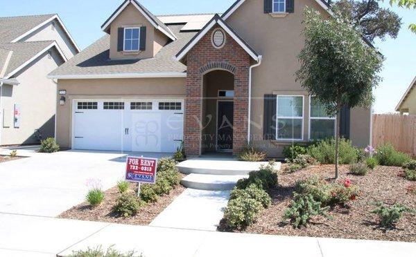 Newer 4/2.5 Lennar home with granite counters and stainless steel applicances! Sorry, this is a no pet property.