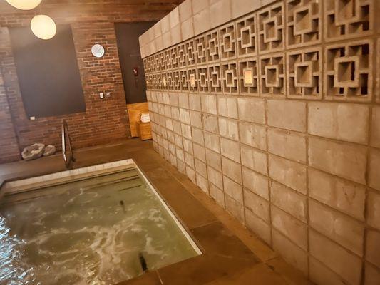 Hot tub with the walls that you can see people through the top.