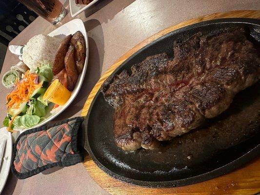 Skirt steak (entraña) with rice, salad and maduros