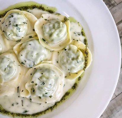 Tortelloni al Limone.
 Spinach and ricotta stuffed pasta, lemon - cream sauce, parmesan cheese, fresh herbs.