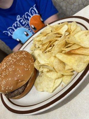 Bacon cheeseburger with chips