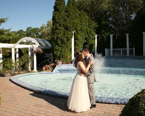 A newly wed couple at the Fountain Garden