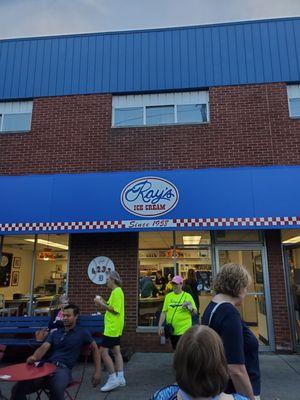 Chilling & Enjoying  My 2-scoop Ice Cream from Ray's and people watching Tuesday evening 7/23/2024