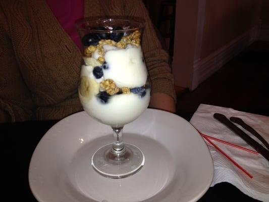 Yogurt granola parfait