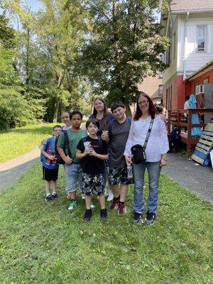 Photo of families with their children with their backpacks!