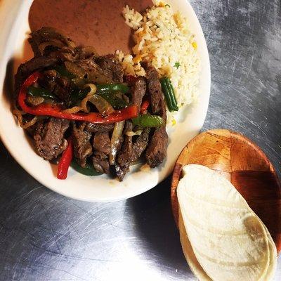 Steak fajitas with corn tortillas