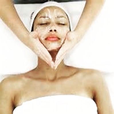 Facial treatments reduce stress, stimulate cellular renewal and stimulate circulation!