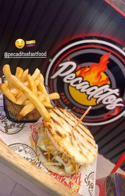 Arepa Burger con papitas