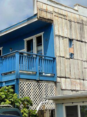 Side view of balcony and so called side wall of building