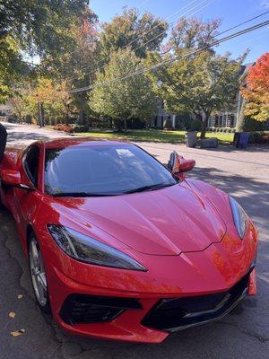 El Corvette C8 Stingray es el emblema de la velocidad y la innovación.