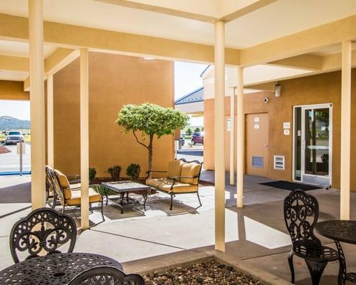 Relax In Our Beautiful Courtyard At The Quality Inn Near Grand Canyon