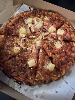 Medium pizza with ham and pineapple