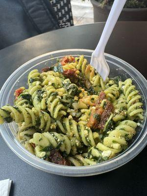 Pesto pasta salad slaps